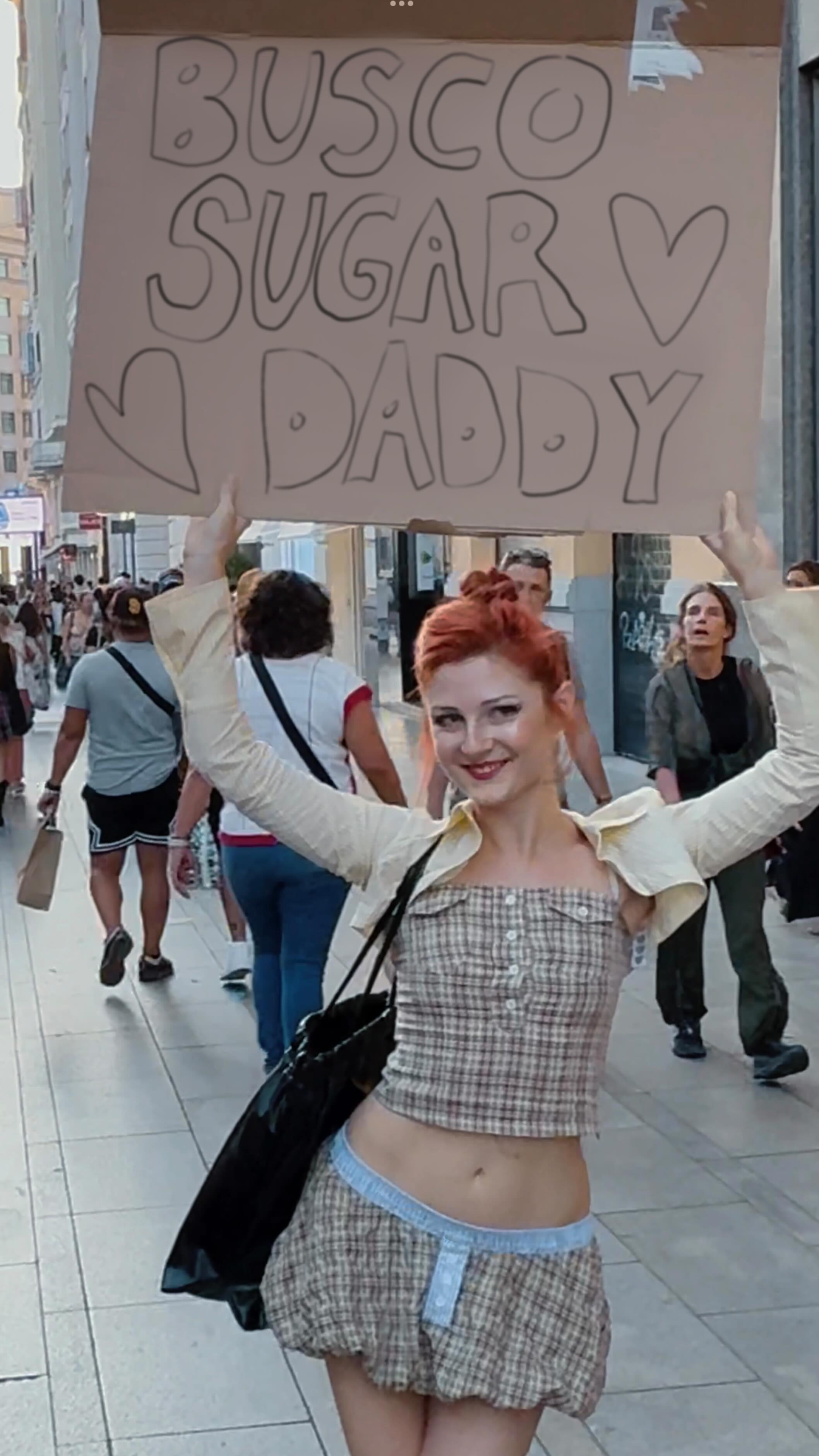 Amanda está cansada de que la exploten en el trabajo y busca Sugar Daddy. 